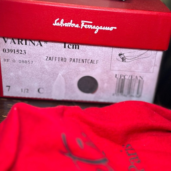 Authentic Salvatore Ferragamo Varina flats 37.5 - Picture 3 of 4